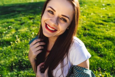 Gülümseyen pozitif kadın kamera ve utangaç için arıyorsunuz