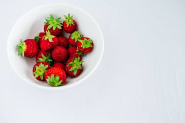 Taze çiğ sağlıklı beslenme çilek meyve plaka, izole beyaz, görünümü yukarıda, flatlay yakın-up, boşaltmak için metin, çerçeve