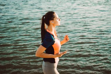 kulaklıklar müzik dinlemek nehir kıyısında koşu kız