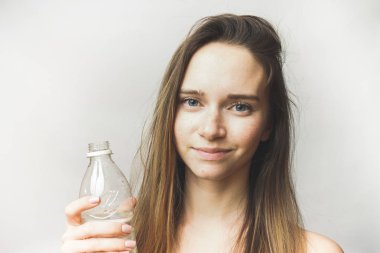 Mutlu genç su, içecekler, güzel kız, uzun saçlı kızla