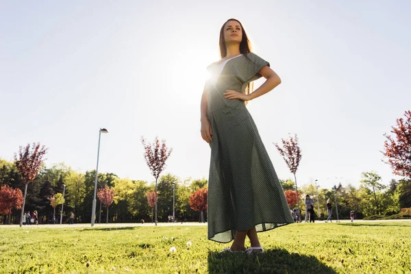 Güzellik kadını mutlu, Park, uzun elbise modeli poz