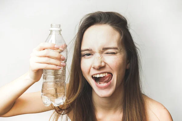 Flörtölés, női üveg víz, egészséges fehér fogak — Stock Fotó