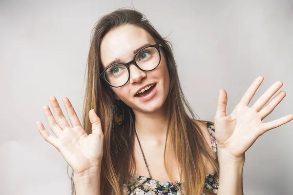 Счастливая смешная женщина в больших очках показывает руки — стоковое фото
