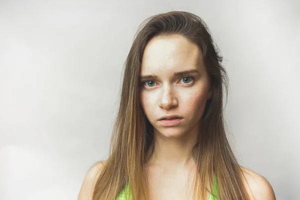 Freude strahlende Frau mit langen Haaren und grünem T-Shirt, isoliert — Stockfoto