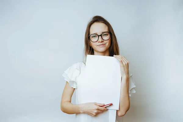 Lächelndes Mädchen mit a4 Papierattrappe. isoliert auf weißem Hintergrund — Stockfoto