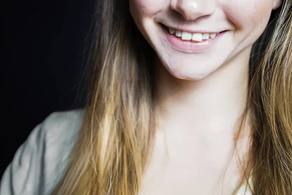 Menina bonito, dentes brancos saudáveis, cabelo longo, isolado — Fotografia de Stock