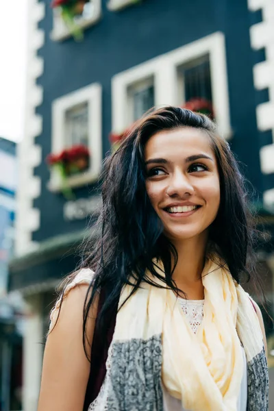 Beautiful  girl walking down the city street smiling and looking away — Stock Photo, Image