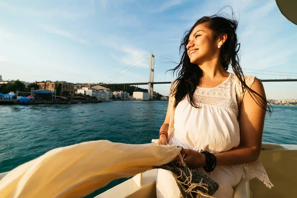 Romantiska solnedgången under en båttur, sightseeing, moderna bridge på en bakgrund — Stockfoto