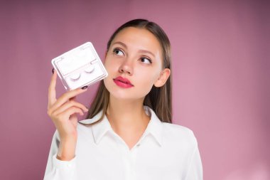 uzağa bakarak ve sahte kirpik, izole tutan büyük gözlü güzel şirin kız