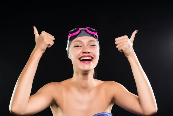Krásná dívka bude koupat v bazénu, směje se a ukazuje palec — Stock fotografie