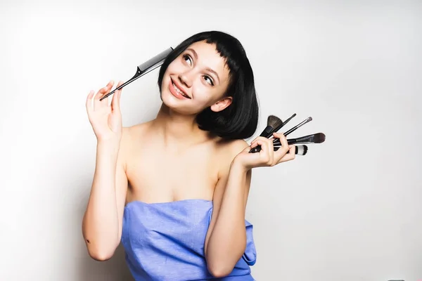 Αστείο κορίτσι με κοντά μαλλιά μετά το ντους πρόκειται να εφαρμόσει το makeup — Φωτογραφία Αρχείου