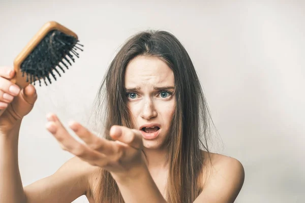 Mujer y cabello perdido en el peine, problemas, estrés, una chica frustrada —  Fotos de Stock