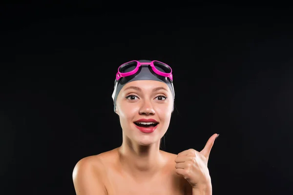 Bella ragazza andando a fare il bagno in piscina ridendo e mostrando pollici in su — Foto Stock