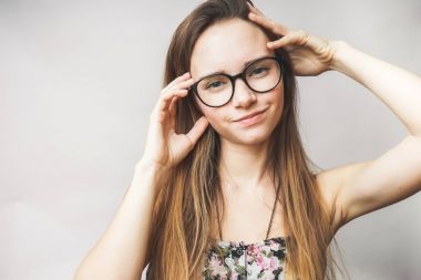 Beyaz bir arka plan üzerinde bardaklarda mutlu öğrenci