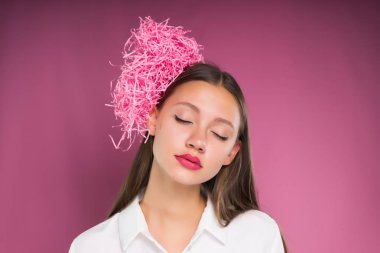 Beyaz bir gömlek bir kız onun baş kapalı gözleri bükülmüş.