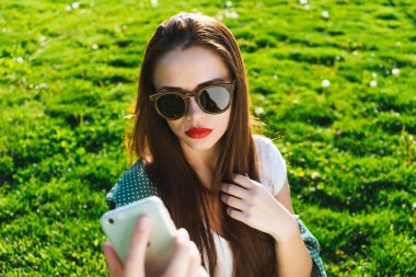 Kadının üzerinde bir çim boşaltmak dışarıda selfie yapması 