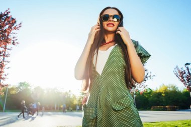 Mutlu gülümseyen Parlatıcı genç kız, sevinç, zevk almak hayat, özgürlük yaz Parlatıcı kavramı