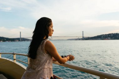 Seyahat kadın turist denizde seyir Feribot Tekne gezisi. Turizm resimleri, arka plan köprüde