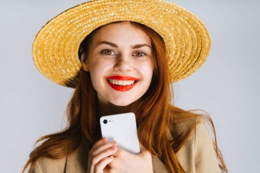 elinde tutan telefon gülümseyen şapkalı kız