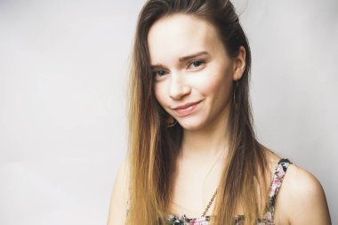 Beyaz bir arka plan üzerinde izole kadın oldukça gülümseyen yaz