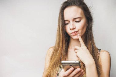 Cep telefonu beyaz bir arka plan üzerinde düşünme kızla