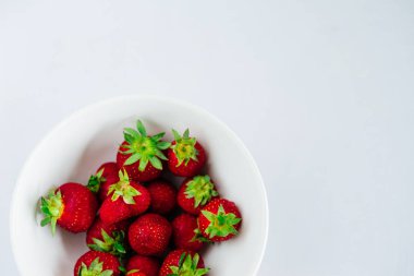 Taze çiğ sağlıklı beslenme çilek meyve plaka, izole beyaz, görünümü yukarıda, flatlay yakın-up, boşaltmak için metin, çerçeve