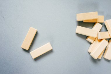 Masanın üzerine bir sürü küçük ahşap bloklar dağınık