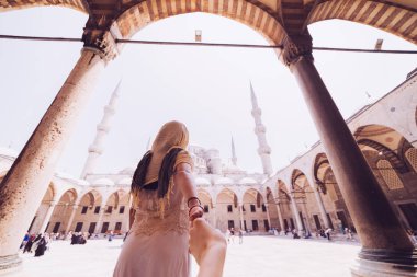Tatil Türkiye'de, Istanbul Sultanahmet Camii önünde onu izlemeye onu adam isteyen bir kadın. Beni kavramı takip