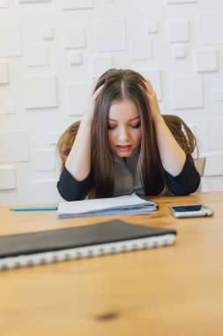 Sıkıntılı kadın Sekreteri masada otururken başını tutar