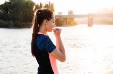 akşam koşu sırasında nefesini kız sportif bir şekle kavuşur