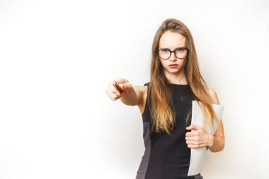 Sorgulama kadın, izole güçlü ofis çalışanı, güzel siyah elbise