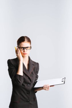 siyah elbiseli ciddi güzel kız onun elinde tutan yaprak a4 ile bir klasör