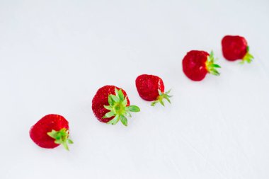 Taze çiğ sağlıklı beslenme çilek meyve plaka, izole beyaz, görünümü yukarıda, flatlay yakın-up, boşaltmak için metin, çerçeve
