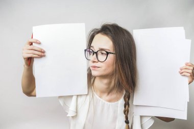 Komik genç gözlük ile güzel kız kağıtları, seçme