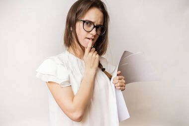 Bayan, akıllı dalgın Kız Kız bardaklarda Office düşünme