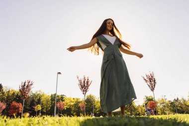 neşeli ve mutlu bir kadın, gün batımı silüeti