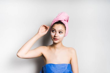 Kız duş yüzünde uzakta arıyor yamalar ile başında pembe bir havluyla sonra