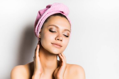 Kafasındaki bir havlu ile bir kız onun yüzüne kapalı gözleriyle probları