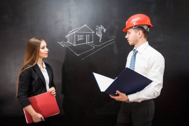 Genç Ofis çalışanları resmi arka planda bir şey tartışırken beklemede kalın