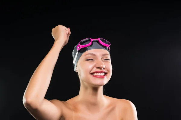 Sorrindo menina em um gorro de natação rindo levantando a mão sobre a cabeça — Fotografia de Stock