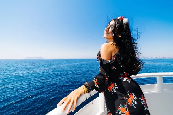 Genç seksi Doğu kadın onun özel yat üzerinde