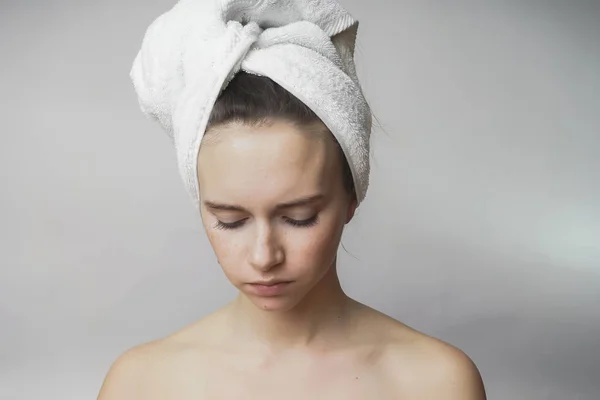 Nő fején fehér alapon törülközővel ideges — Stock Fotó