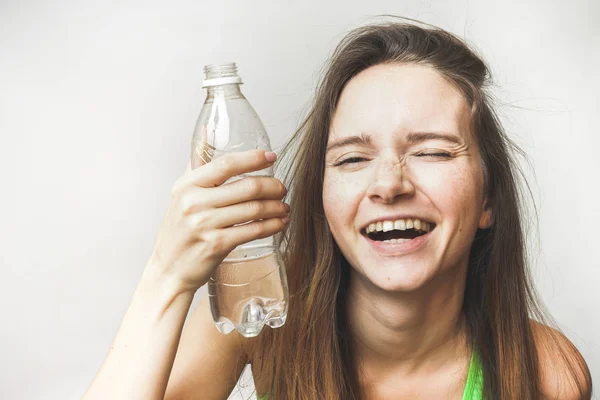 Boldog vicces asszony-vízzel, inni egy fehér háttér — Stock Fotó