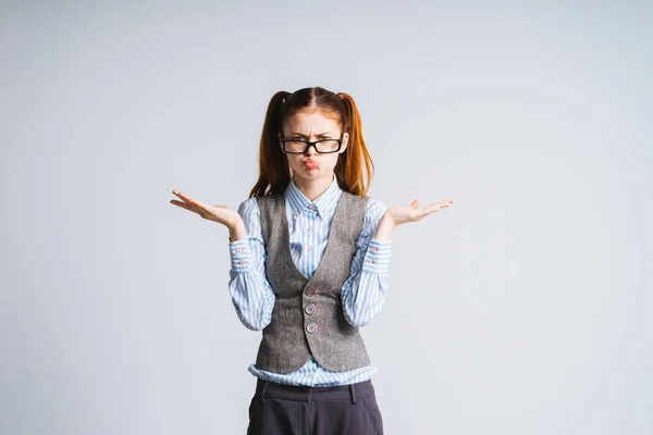Девушка секретарь в очках скорбит от разочарования — стоковое фото