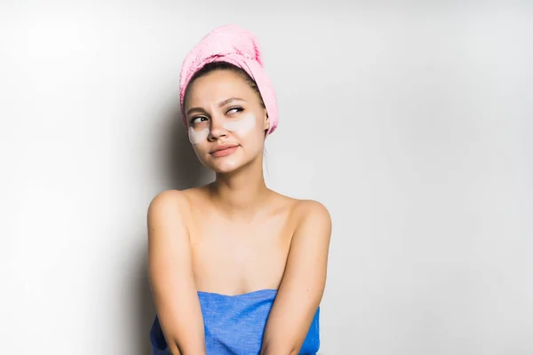 Menina após o chuveiro com uma toalha rosa na cabeça bonito olha para a escada — Fotografia de Stock