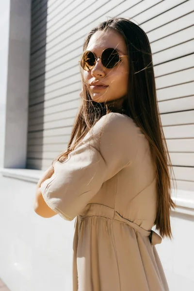 güneş gözlüklü bir yolda mutlu kız kameraya görünüyor