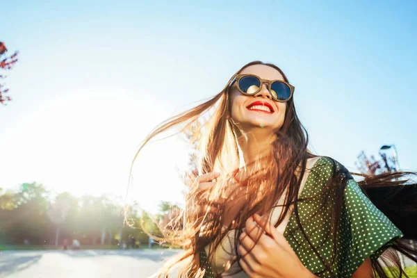 Gelukkig lachend glans jong meisje, vreugde, genieten van het leven, vrijheid zomer glans concept — Stockfoto