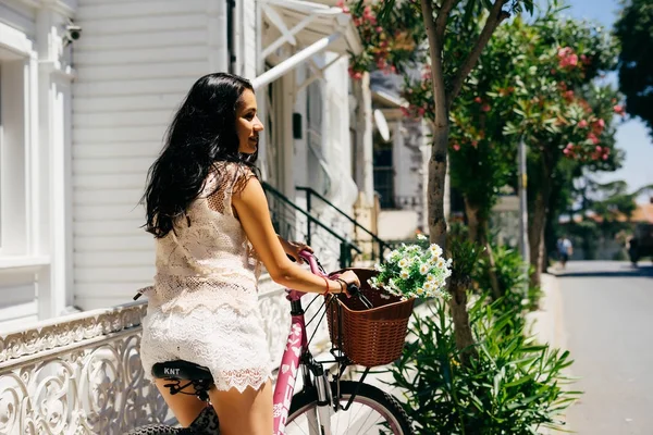 Doğu kadın Vintage Bisiklet, backet çiçek, yaz tropikal boşaltmak oturuyordu