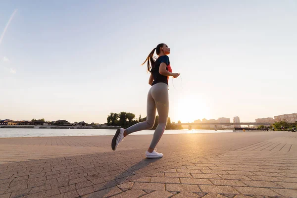 bir kaçak Rıhtımlar boyunca gün batımında kız çıktı