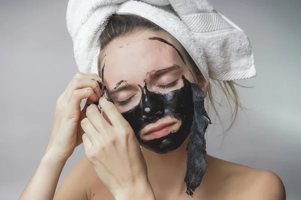 Mujer quitar máscara negra, buenos resultados. Exfoliación facial, poros de exfoliación, piel limpia — Foto de Stock